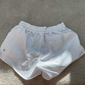 white lulu lemon low rise lined hotty hot shorts 4’’ SIZE 6
